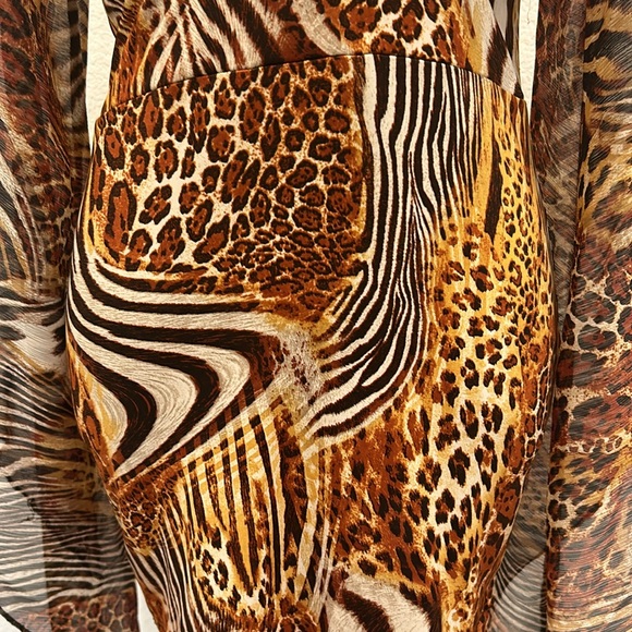 Leopard print dress. Can be use as a blouse with leggings - Picture 3 of 9